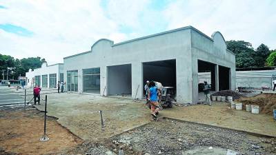 Nuevos negocios se construyen en el centro de la ciudad. Las autoridades trabajan en un plan de ordenamiento vial. FOTOS: Héctor Edú