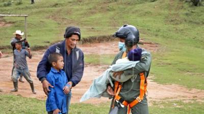 Los pobladores del caserío Río Negro y alrededores también fueron dotados de suministros alimenticios. Llevaron un equipo médico para dar atención primaria a los pequeños que sobrevivieron al deslave que los dejó huérfanos y sin hogar. Fotos: Mariela Tejada