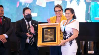 Periodista Enma Calderón, recibe premio Álvaro Contreras 2021-2022 por su destacada trayectoria en las comunicaciones en Honduras.