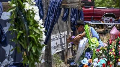 Un memorial fue levantado en el lugar donde fueron encontrados los migrantes fallecidos en un tráiler abandonado.