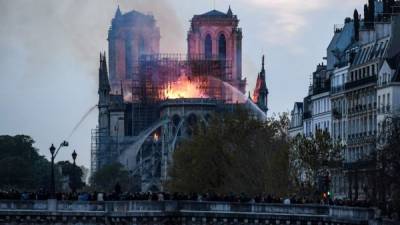 Pérdidas incalculables deja el incendio que consumió la catedral de Notre Dame. Foto AFP