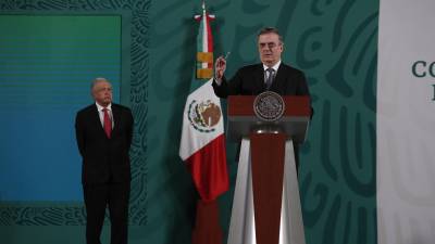 El secretario de Relaciones Exteriores (SRE), Marcelo Ebrard (d). EFE/Mario Guzmán