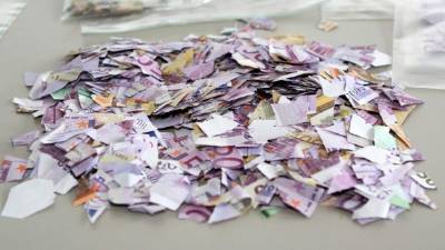 Los empleados del Banco Central de Alemania tratan de volver a unir los pedazos para recobrar los billetes.