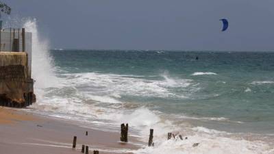 De acuerdo con el NHC, Grace presenta vientos máximos sostenidos de 35 millas por hora (55 km/h) y se mueve en dirección oeste a 15 millas por hora (24 km/h).