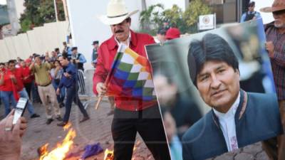 El ex presidente Manuel Zeyal Rosales (2006-2009) porta un cartel del líder boliviano Evo Morales.