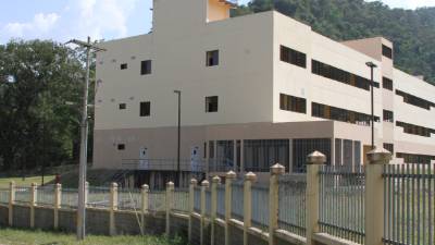 El personal está trabajando en las instalaciones eléctricas y de agua potable.