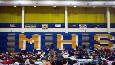 La gente se refugió del huracán Matthew en una Escuela Secundaria 6 de octubre de 2016, Jacksonville, Florida.