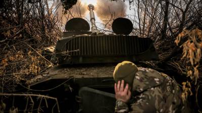 Militares de la unidad de artillería de la 24.ª Brigada Mecanizada disparan un obús autopropulsado 2S1 de 122 mm hacia posiciones rusas cerca de Chasiv Yar, en la región de Donetsk, Ucrania.