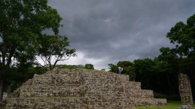 Fascinados por la historia, arquitectura y misterios de los mayas, miles de turistas hondureños y extranjeros llegan cada año al Parque Arqueológico Copán para conocer los vestigios de esta fascinante civilización que dejó un legado lleno de conocimientos, arte, diseños y costumbres.