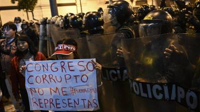 Manifestantes exigen el cierre del Congreso y la liberación de Castillo en violentas protestas que dejan ya siete muertos en Perú.