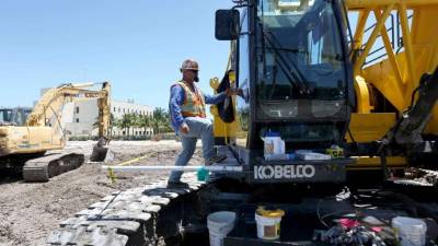 Operarios del sector construcción en una obra en Miami, Florida
