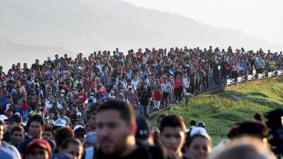 Más de 4,000 migrantes avanzan a paso lento hacia la Ciudad de México en una gigantesca caravana.