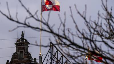 Una bandera de Groenlandia ondea en el castillo de Tivoli en Copenhage.