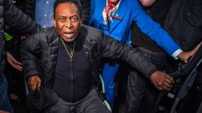 Pelé, la gran figura del fútbol mundial, sigue interno.