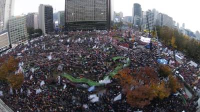 Cientos de miles de surcoreanos tomaron hoy el centro de Seúl en la mayor protesta de la historia democrática del país para exigir la dimisión de su presidenta, Park Geun-hye, acosada por un gran escándalo político de corrupción y tráfico de influencias. EFE