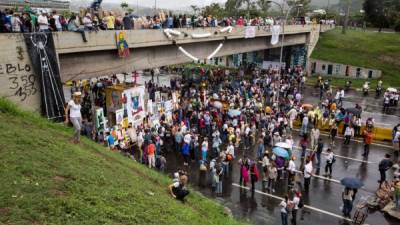 Un grupo de manifestantes participa del denominado 'Gran plantón nacional' convocado por la oposición este lunes 15 de mayo de 2017, en Caracas (Venezuela). EFE