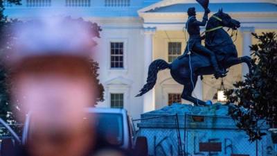 Manifestantes intentaron vandalizar la estatua del ex presidente Andrew Jackson./AFP.