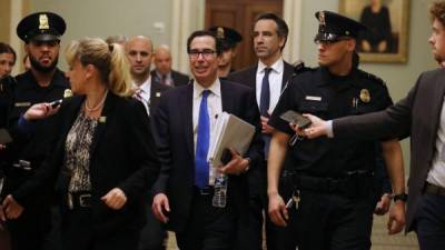 El Secretario del Tesoro de Estados Unidos, Steven Mnuchin, sale victorioso del Congreso tras conseguir la aprobación de un millonario rescate ante crisis de coronavirus en EEUU./AFP.