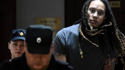 La basquetbolista de EEUU Brittney Griner fue liberada en un intercambio de prisioneros con Rusia.