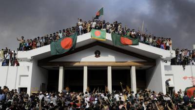 La primera ministra de Bangladés, Sheikh Hasina, huyó este lunes del país que gobernó durante 15 años y los militares anunciaron un “gobierno provisional” tras más de un mes de mortales protestas antigubernamentales en esta nación del sur de Asia.