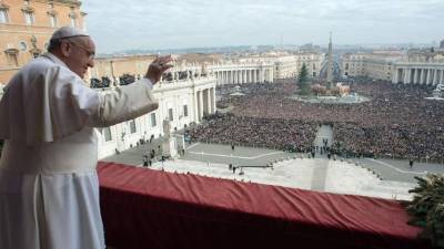 El mensaje en video del papa Francisco grabado en el Vaticano se proyectará hoy por la noche en las tres pantallas gigantes instaladas en la playa de Copacabana de Rio de Janeiro, donde se espera que dos millones de personas asistan a los fuegos artificiales de Año Nuevo. Foto Archivo.