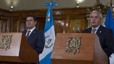 El presidente electo de Honduras, Juan Orlando Hernández (i), ofrece una rueda de prensa con el mandatario guatemalteco, Otto Pérez Molina (d), hoy, lunes 13 de enero de 2014, en Ciudad de Guatemala (Guatemala). Hernández expresó el interés de replicar en su país el Pacto Hambre Cero con el que el Gobierno de Pérez Molina combate la desnutrición en Guatemala. EFE/
