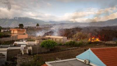 La lava avanza hacia el mar y puede provocar lluvia ácida, según científicos./AFP.