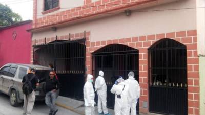 Agentes de investigación del Ministerio Público y Medicina Forense llegaron a la casa donde fue encontrada muerta la jefa de la Atic.