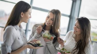 Las mujeres deben aprender a consumir alimentos saludables.