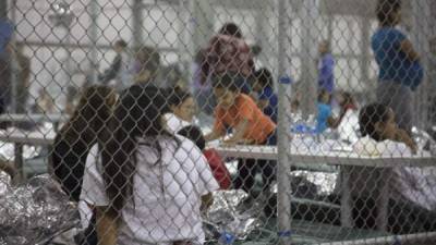 Menores migrantes en un centro de detención en EEUU.