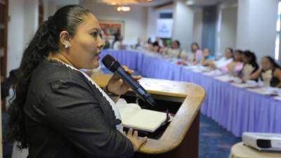 La coordinadora del Consejo para el Desarrollo Integral de la Mujer Campesina (CODIMCA) Yasmin López habla en el lanzamiento de la campaña 'Caminemos juntas madre tierra', este miércoles en Tegucigalpa (Honduras). EFE