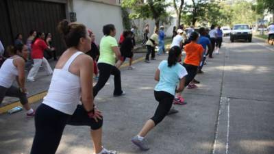 Los bailadores de zumba se toman media calle y la acera.