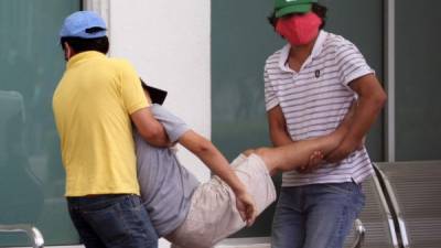 El gobierno de Ecuador informó que retiró unos 150 cuerpos que yacían en viviendas de Guayaquil, tras el caos desatado en esa ciudad por la pandemia del nuevo coronavirus que ralentizó el traslado de las personas que han fallecido por múltiples causas.