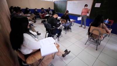 Estudiantes de secundaria reciben clases en Tegucigalpa (Honduras), en una fotografía de archivo. EFE/Gustavo Amador