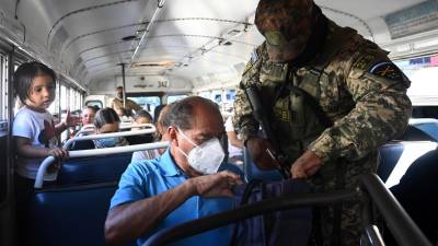 Más de 10,000 militares salvadoreños patrullan una de las ciudades más violentas del país en un cerco para capturar pandilleros.