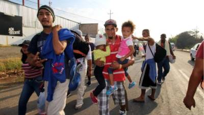 Migrantes hondureños partieron el domingo de ramos de la frontera sur de México para recorrer más de 3 mil 900 kilómetros hasta Estados Unidos.