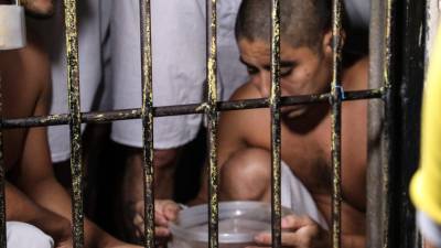 Los pandilleros salvadoreños presos reciben dos tiempos de frijoles y tortillas tras la declaración del estado de excepción en el país por la ola de asesinatos.