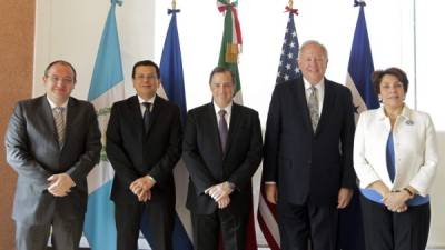 El secretario de Relaciones Exteriores de México, José Antonio Meade Kuribreña (c), quien sostuvo una reunión de trabajo con los ministros de Relaciones Exteriores de Guatemala, Fernando Carrera Castro (i); de Honduras, Mireya Agüero de Corrales (d); y de El Salvador, Hugo Roger Martínez Bonilla (2i); así como con el consejero del Departamento de Estado de Estados Unidos, Thomas Shannon (2d), en la sede diplomática de Ciudad de México. EFE