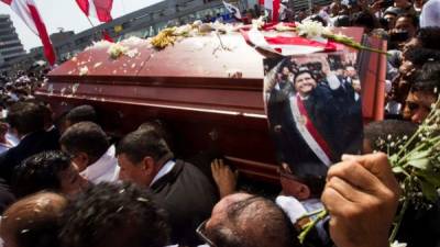 El féretro del expresidente peruano Alan García fue registrado este viernes, tras el velorio celebrado en la 'Casa del Pueblo', la sede central del Partido Aprista Peruano (PAP), en Lima (Perú). EFE