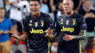 Cristiano Ronaldo, acompañado por Federico Bernardeschi , explica que no ha hecho nada. Foto EFE