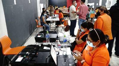 Empleados del RNP en labores de enrolamiento | Fotografía de archivo