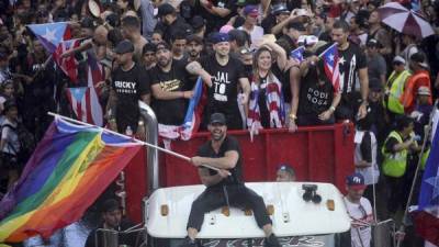 Artistas como Ricky Martin, Bad Bunny, Residente, Olga Tañon o Benicio del Toro se han unido a las megamarchas en la isla para exigir la renuncia de Ricardo Rosselló, tras la revelación de un polémico chat.Fotos: Eric Rojas / AFP/ Alejandro Pedrosa (worldjunkies)