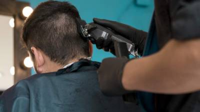 OFICIO. Negocios como barberías han sido opciones de autoempleo para muchos hondureños.