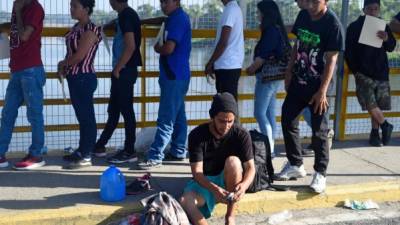 Los centroamericanos, en su mayoría hondureños, están a la expectativa de que México ceda y les permita el paso libre por su territorio para llegar a Estados Unidos, donde buscan pedir refugio con el argumento de que huyen de la violencia y la pobreza.