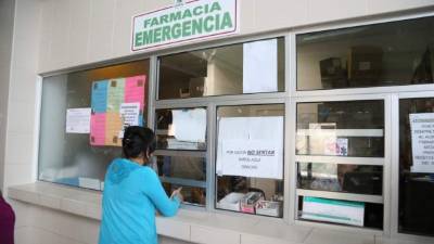 Personal de Conadeh verifica el proceso en la farmacia de la emergencia del Seguro Social en San Pedro Sula y recaba información.