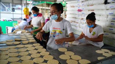 Un puesto hace hasta 5,000 tortillas al día.