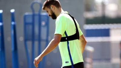 GRA077. SANT JOAN DESPÍ (BARCELONA), 20/05/2017.- El defensa del FC Barcelona Gerard Piqué, al inicio del entrenamiento que realiza la plantilla barcelonista para preparar el último partido de LaLiga que disputarán mañana ante el Eibar en el Camp Nou de la capital catalana. EFE/Toni Albir