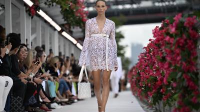 Una modelo luce un conjunto con sandalias, muy veraniego, de Michael Kors durante el lanzamiento de su colección primavera-verano 2024 en el New York fashion week.