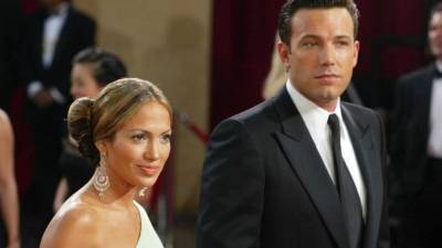 Ben Affleck y Jennifer López fueron captados bien cariñosos mientras realizaban varias compras ayer en Los Ángeles, California.