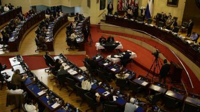 “Si queremos que nuestro país salga algún día del hoyo en que lo dejaron, la población honrada debe hacer un solo frente contra la oposición y sus votos de sangre”, reaccionó Bukele. Fotografía: EFE